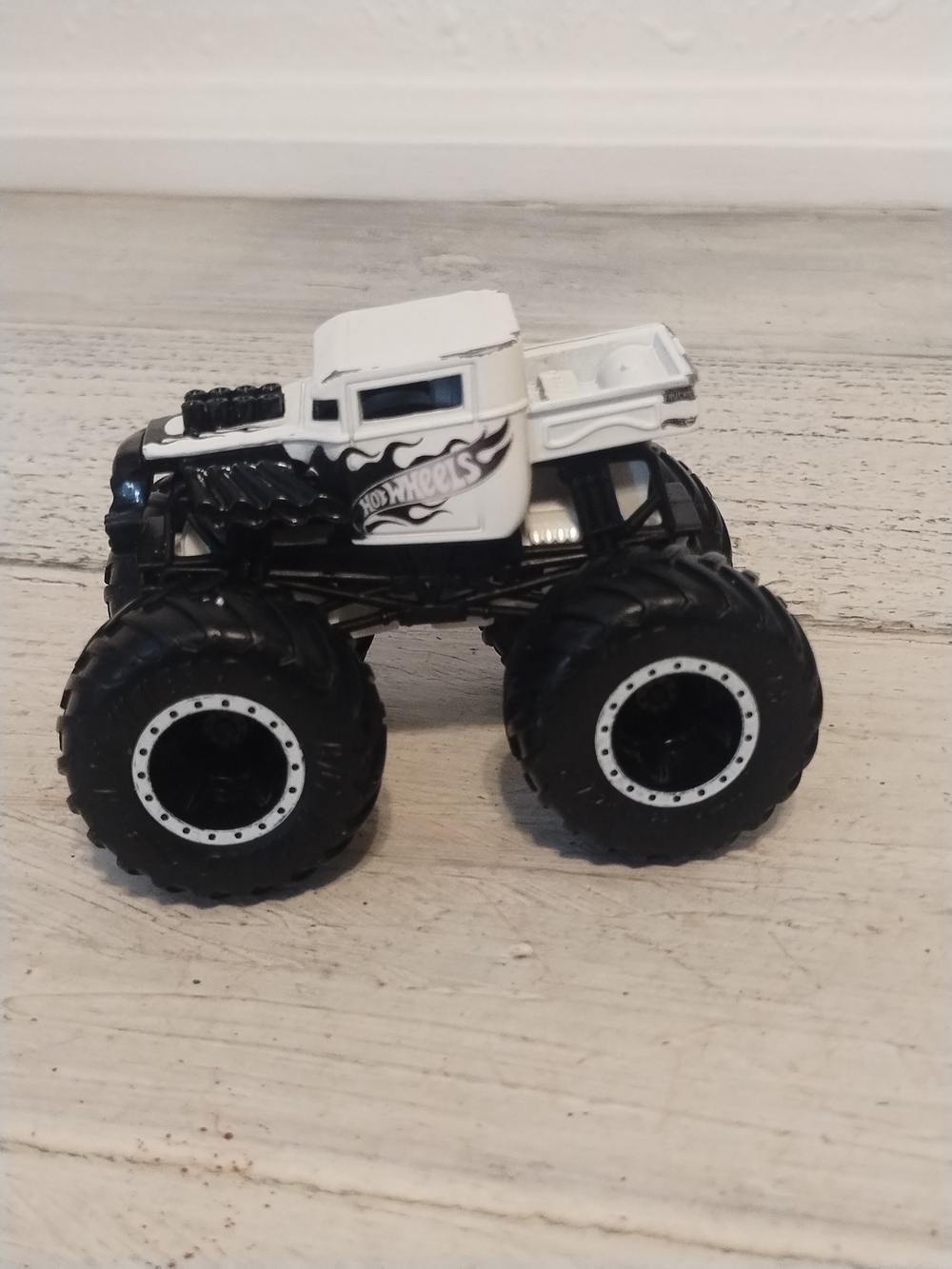HOT WHEELS MONSTER TRUCKS 1:64 BONE SHAKER  Diecast and plastic